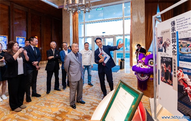 图为签约现场的专题展览呈现狮艺传承流程与效果。操纵方供图