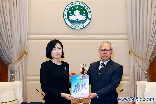 图为廉政专员向岑浩辉提交《2025澳门廉政公署责任诠释》。澳门特区廉政公署供图